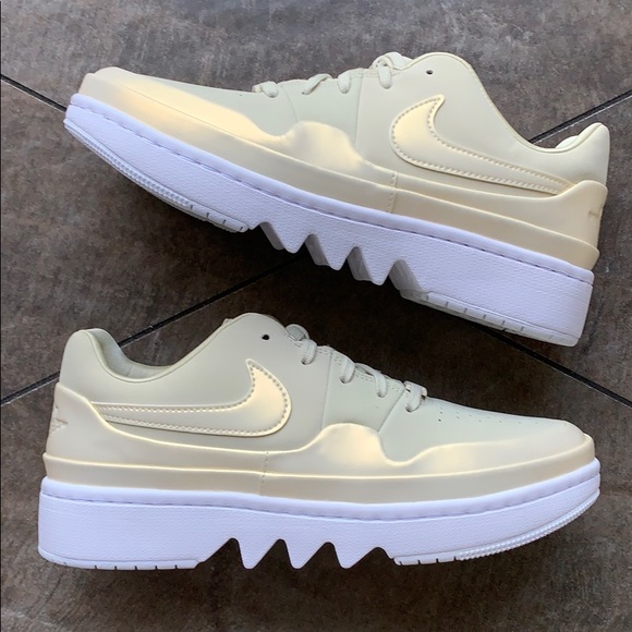 NIKE W AJ 1 JESTER XX LOW LACED SE FOSSIL-WHITE - Picture 13 of 16